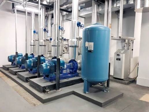 Sala técnica com tanques e equipamentos de GLP