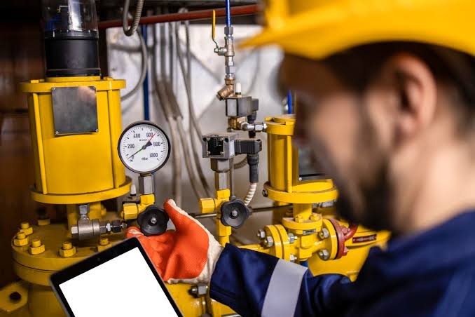 Técnico verificando pressão e estanqueidade em válvula